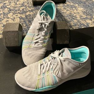 Nike Free tennis shoes. Used like new. size 9.5